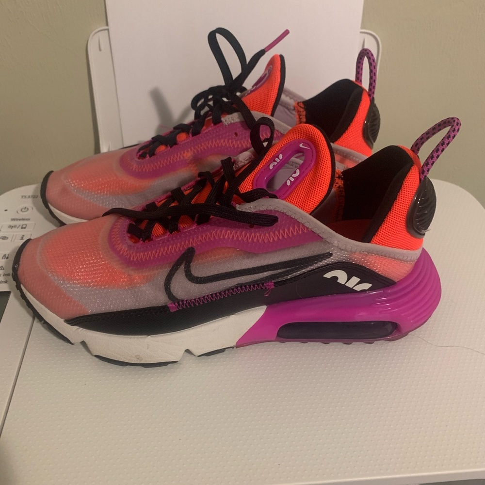 Nike Womens 2090 Sneakers
